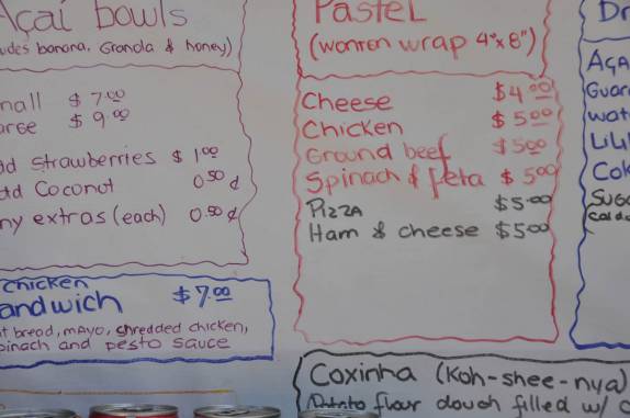 Olha só como se escreve 'coxinha' em inglês e quanto vale um pastel (em dólares!) em Pipeline, na costa norte de Oahu, no Havaí